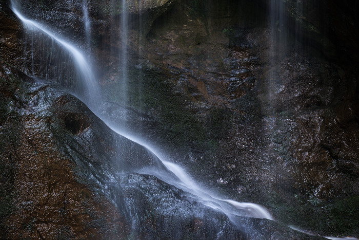山涧的瀑布细流摄影图