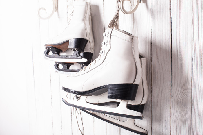 两双溜冰鞋摄影图