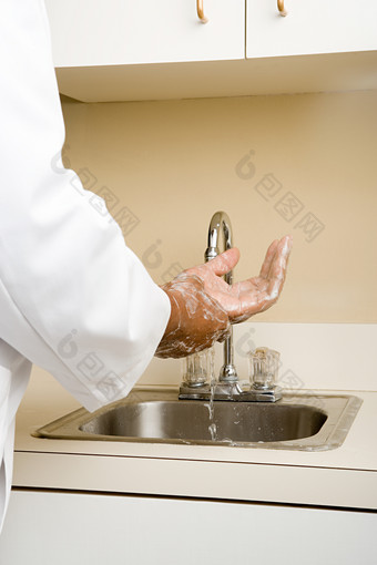 简约风洗手的医生摄影图