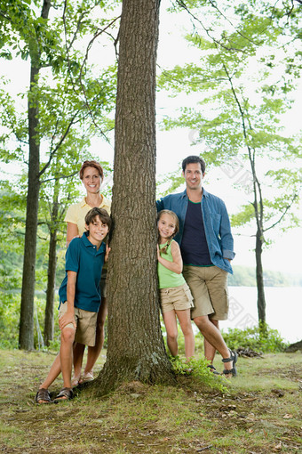 清新树林中的一家人摄影图