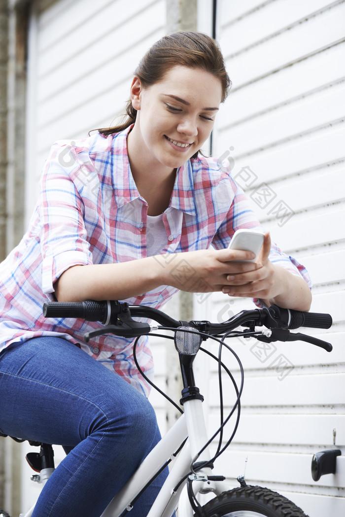 简约骑车的女孩摄影图