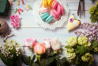 彩色饼干和鲜花摄影图