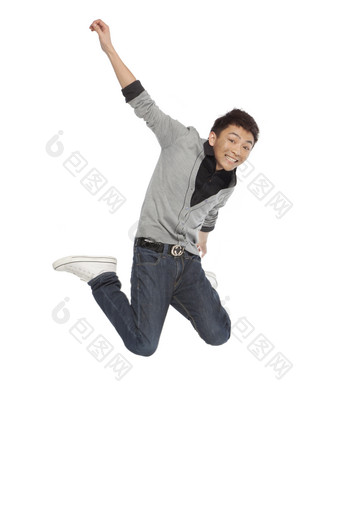 跳跃动作的男孩摄影图