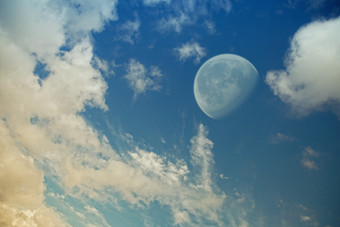 蓝色调空中的月亮摄影图