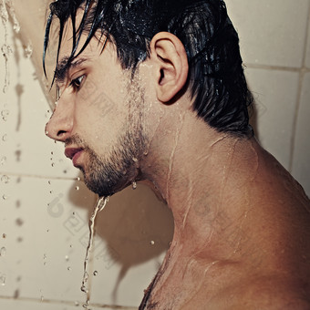 暗色调洗浴的男人摄影图