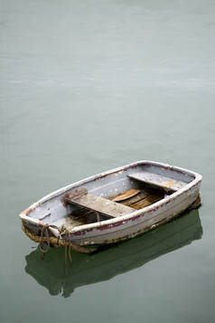 河面上废弃的小船