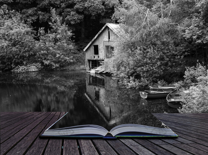 湖边打开的书本摄影图