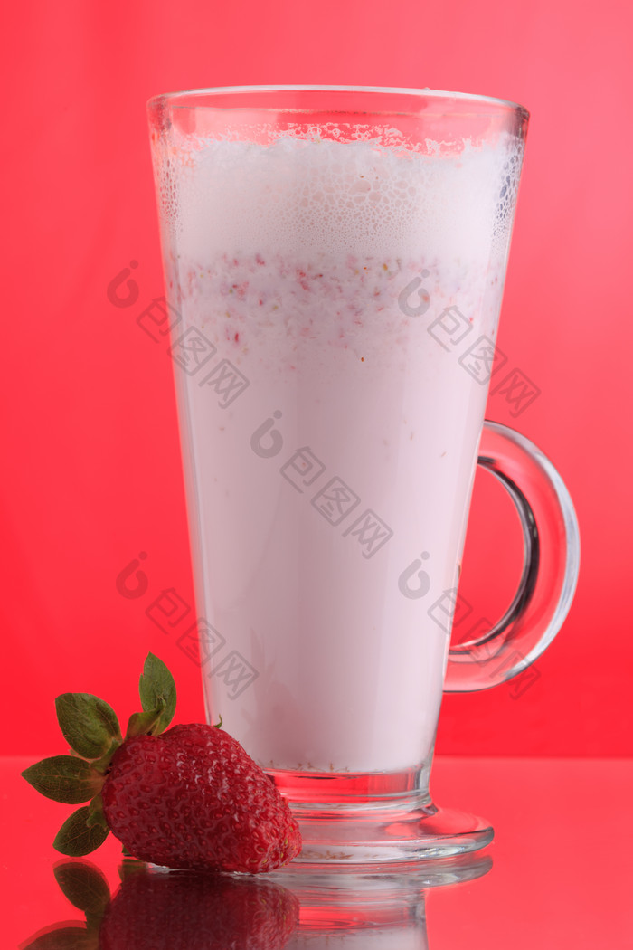 杯子里的草莓牛奶