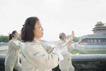 <strong>户外</strong>打太极的老年人