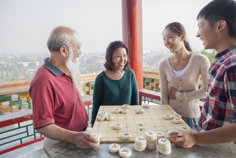 下棋的家人摄影图