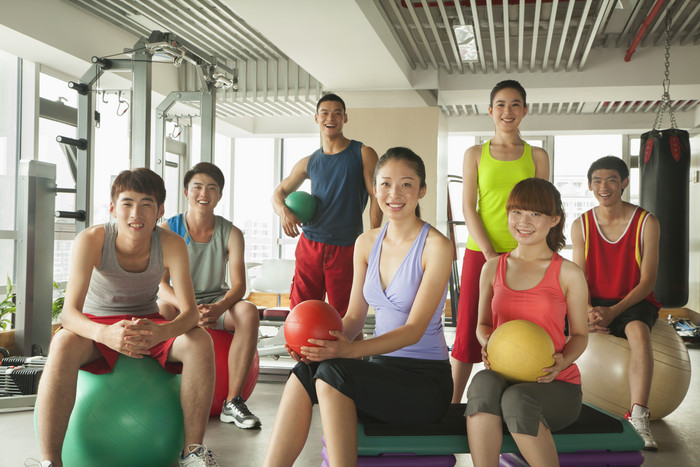 女人年轻的健身锻炼运动一群人抱着球图片
