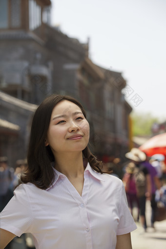 女人衬衫短袖夏天户外短发的成熟的业务微笑