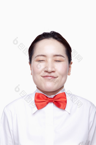 餐厅服务员红色的领结女人闭眼微笑面部表情