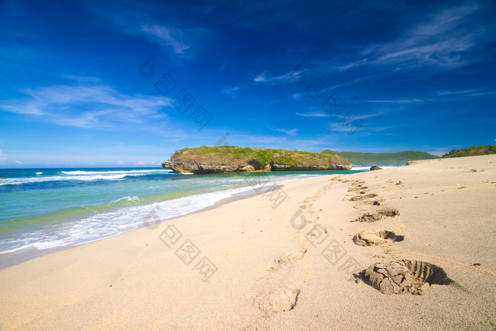 旅行蓝色海边沙滩脚印冲击大海夏天风景