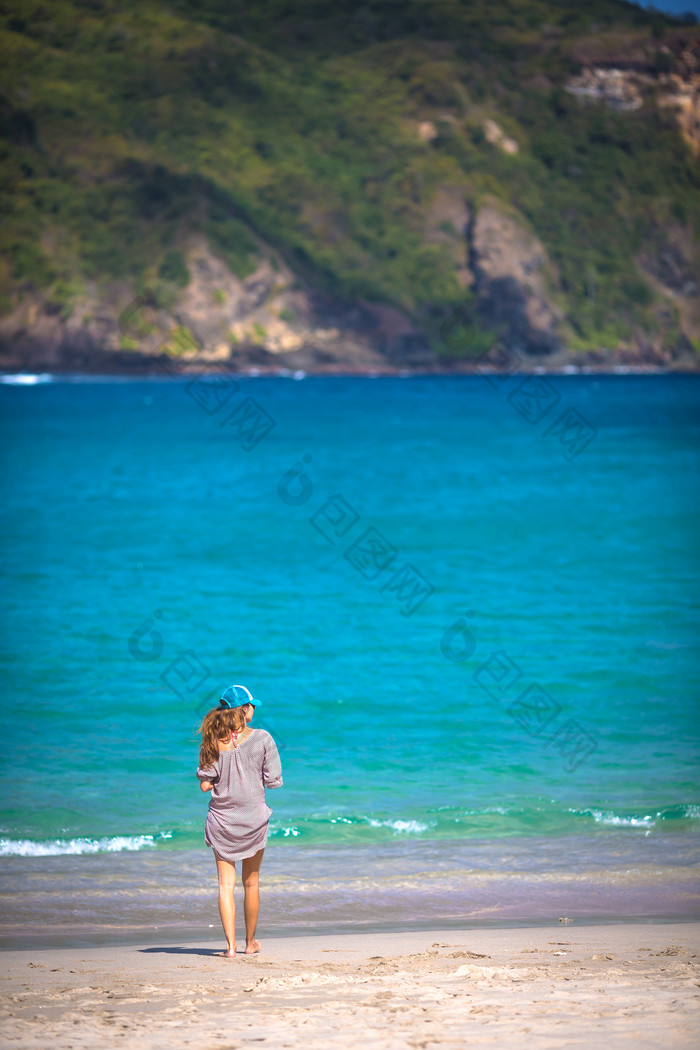 假期旅游海边沙滩大海旅游女孩背影风景摄影