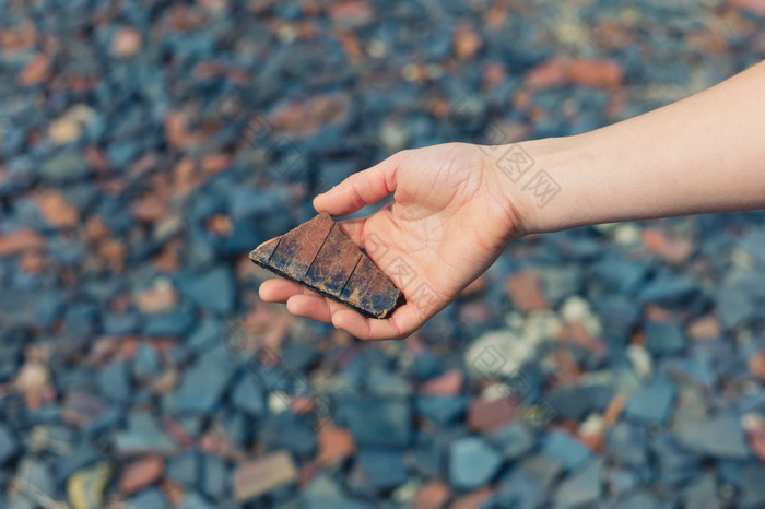 手拿石头石块碎片
