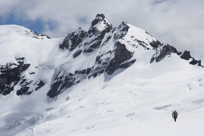 雪山徒步旅行人物