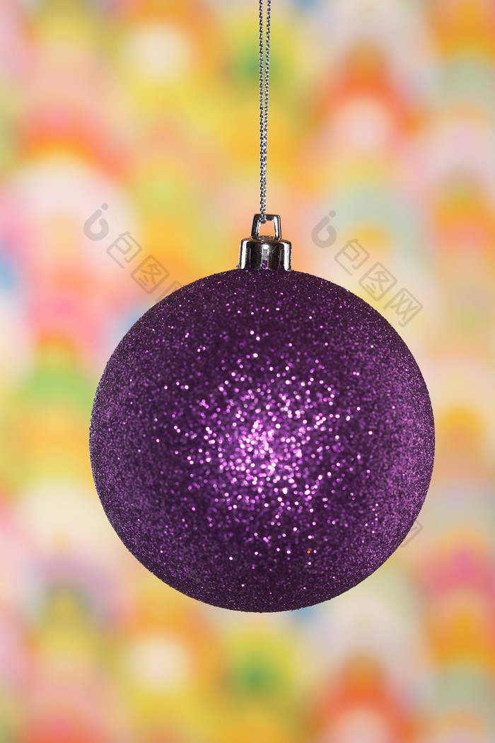紫色的装饰球摄影图