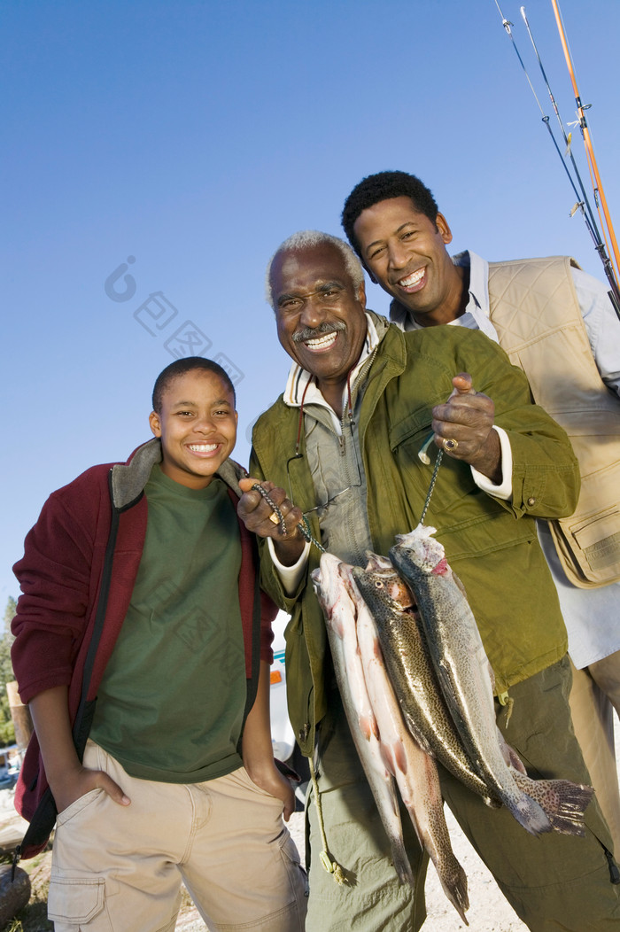 蓝色调捉鱼的男人们摄影图