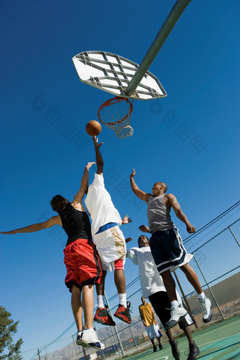 蓝色调打篮球的男孩摄影图