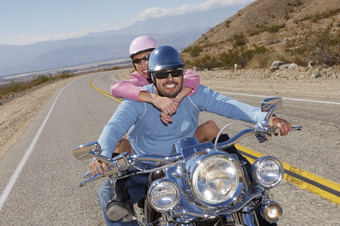 简约骑摩托车的<strong>夫妇</strong>摄影图