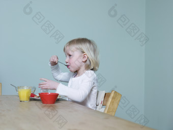 深色调吃东西的小孩摄影图