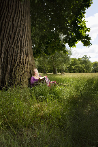 坐树下的金发女人