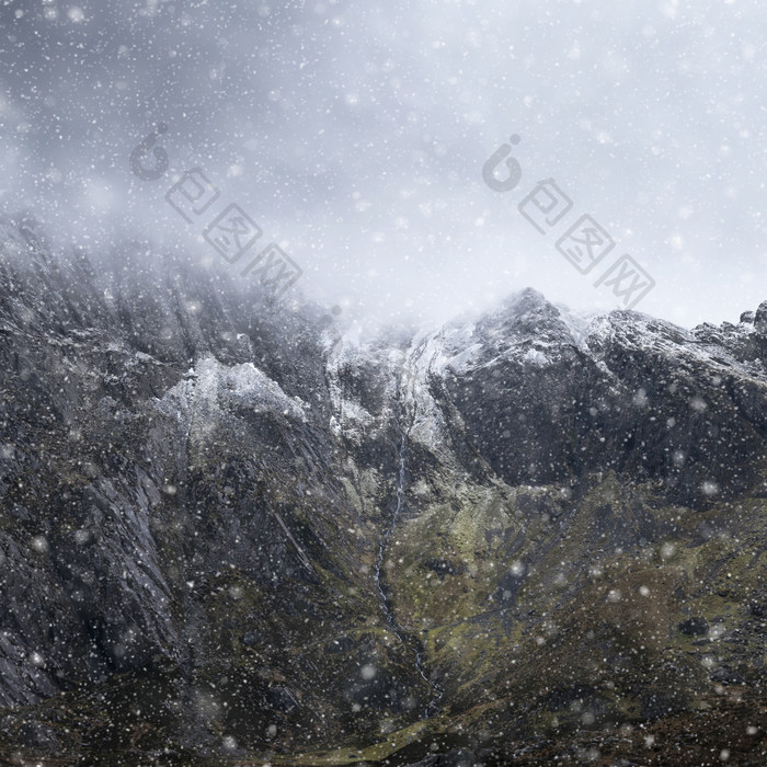 冬天下雪的山峰摄影图