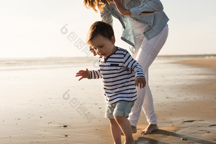 沙滩上玩耍的母亲和婴儿