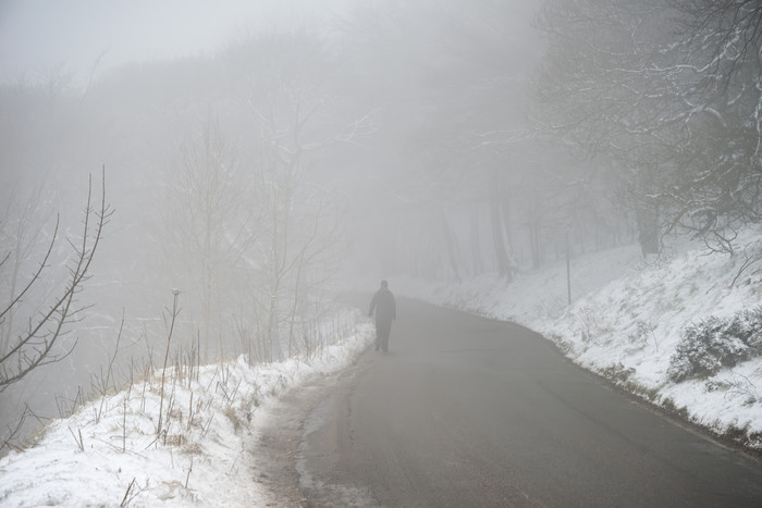 雪天行走的人类摄影图