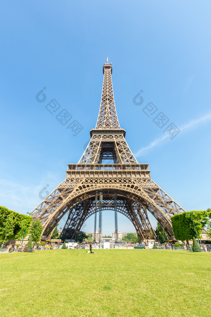 蓝天下的巴黎埃菲尔铁塔