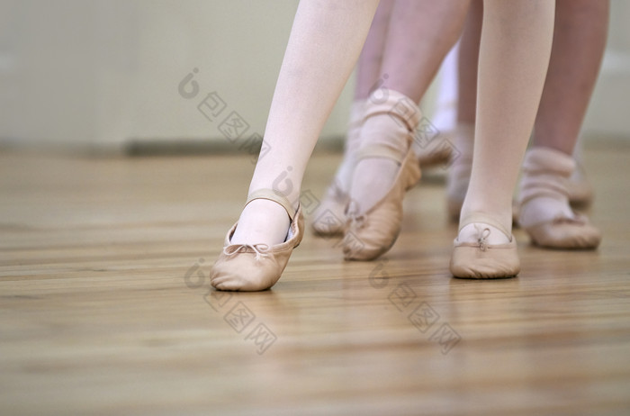 跳舞女孩穿的舞蹈鞋