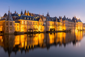 荷兰河边建筑物夜景