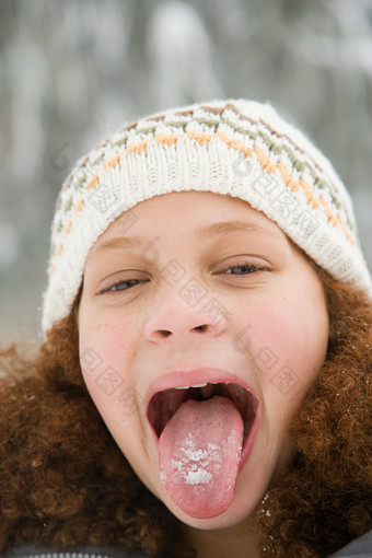 简约吃雪的儿童摄影图