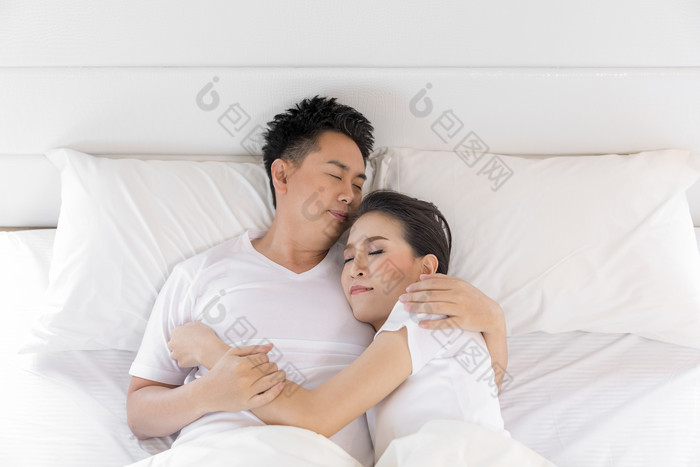 相拥睡觉的夫妻摄影图