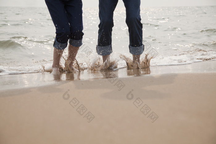 海滩跳跃溅起的水花