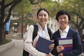 女人成熟的学生老师阿姨抱着书微笑