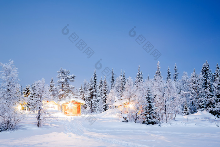 黑夜中下雪的村庄