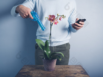 简约浇花的男人摄影图