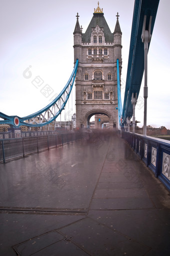 暗色调漂亮的大桥摄影图