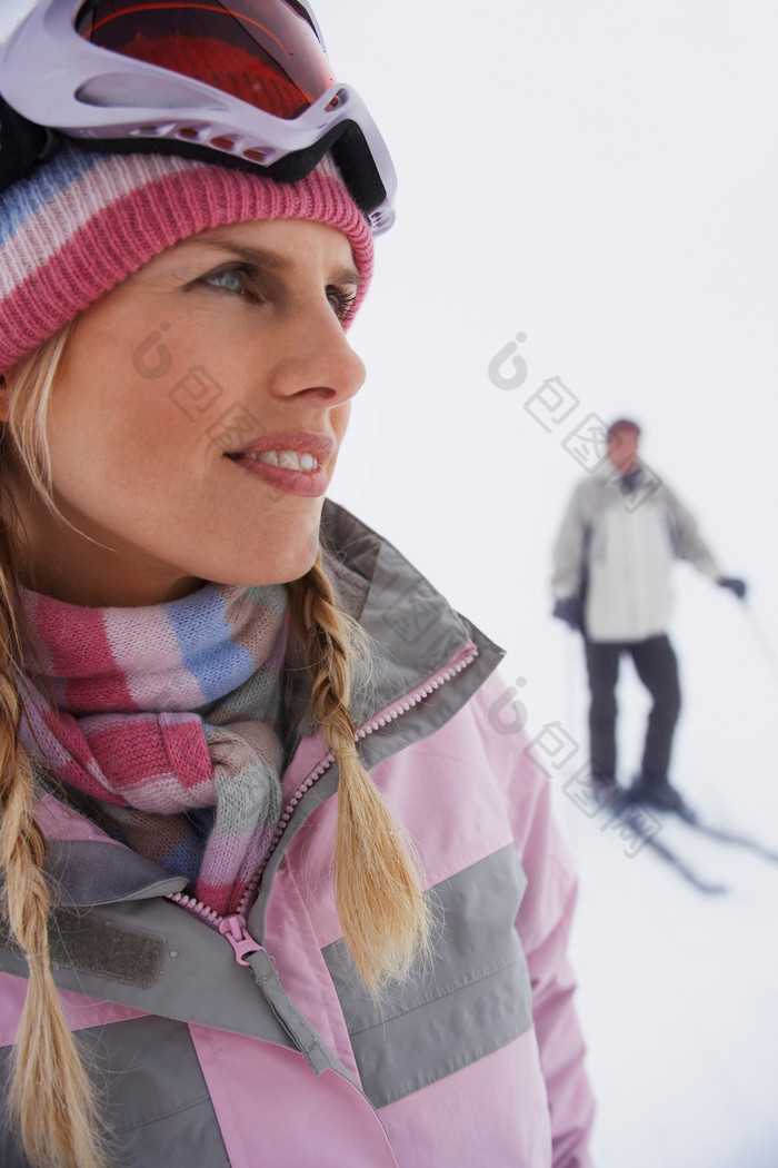深色调滑雪的女人摄影图