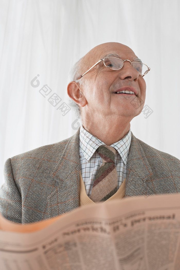 看报纸的戴眼镜老年人