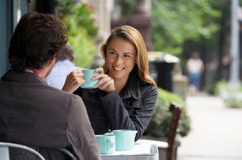 暗色调在室外喝咖啡的夫妻摄影图