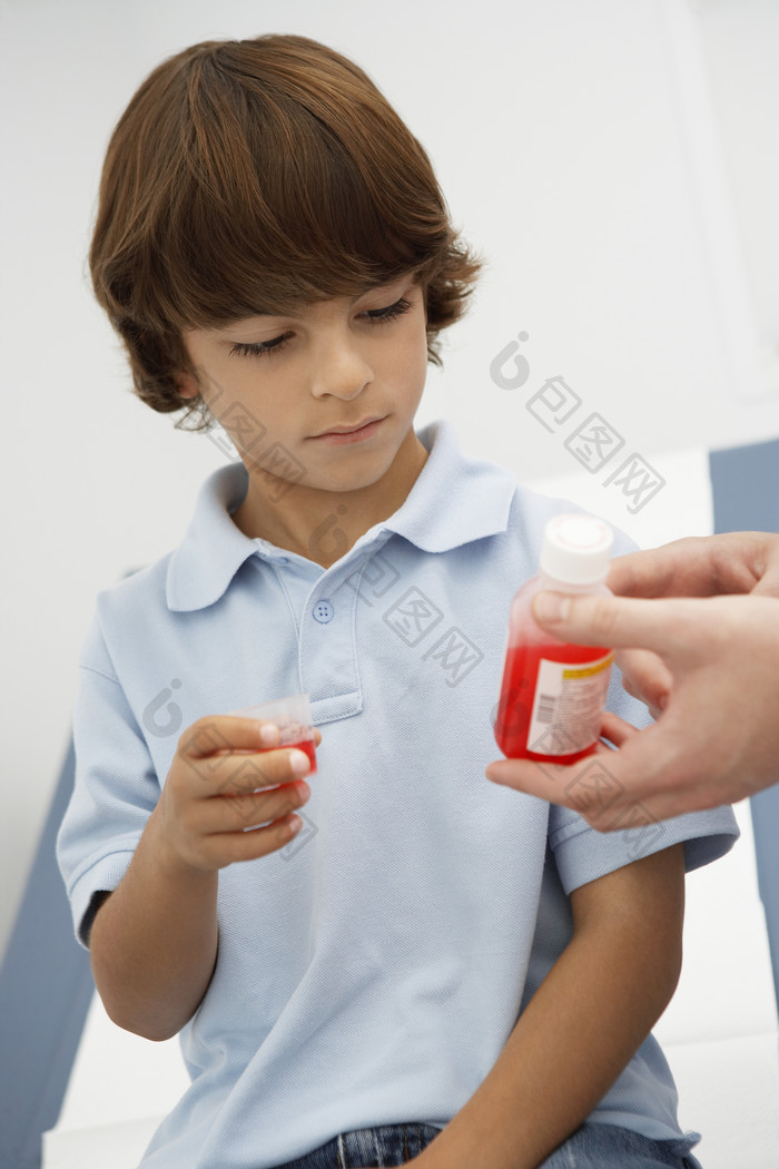 喝药水的儿童摄影图
