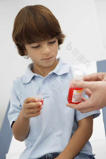 喝药水的儿童摄影图