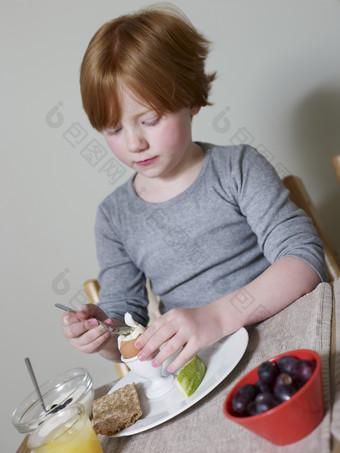 吃早餐的小男孩摄影图