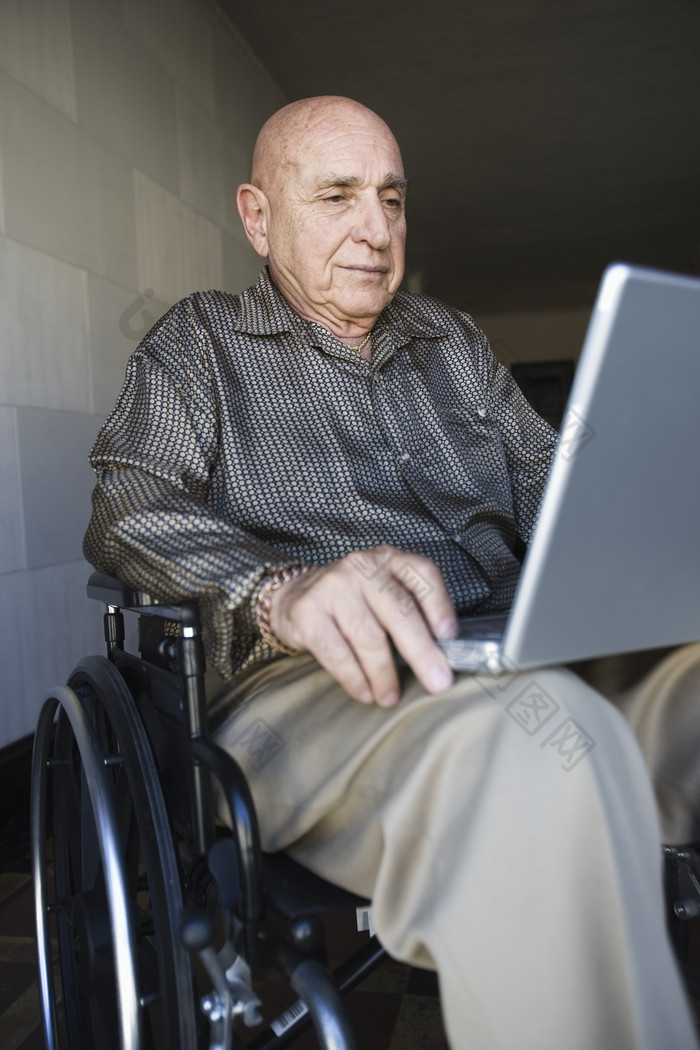 坐在轮椅上看电脑的男人