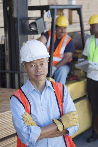 工厂<strong>戴</strong>安全帽工人男人