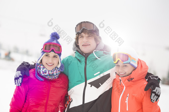 深色调去滑雪的家人摄影图