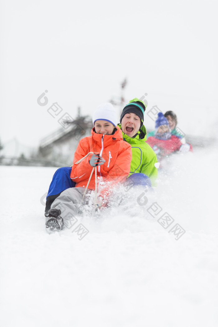 灰色调玩雪的人摄影图